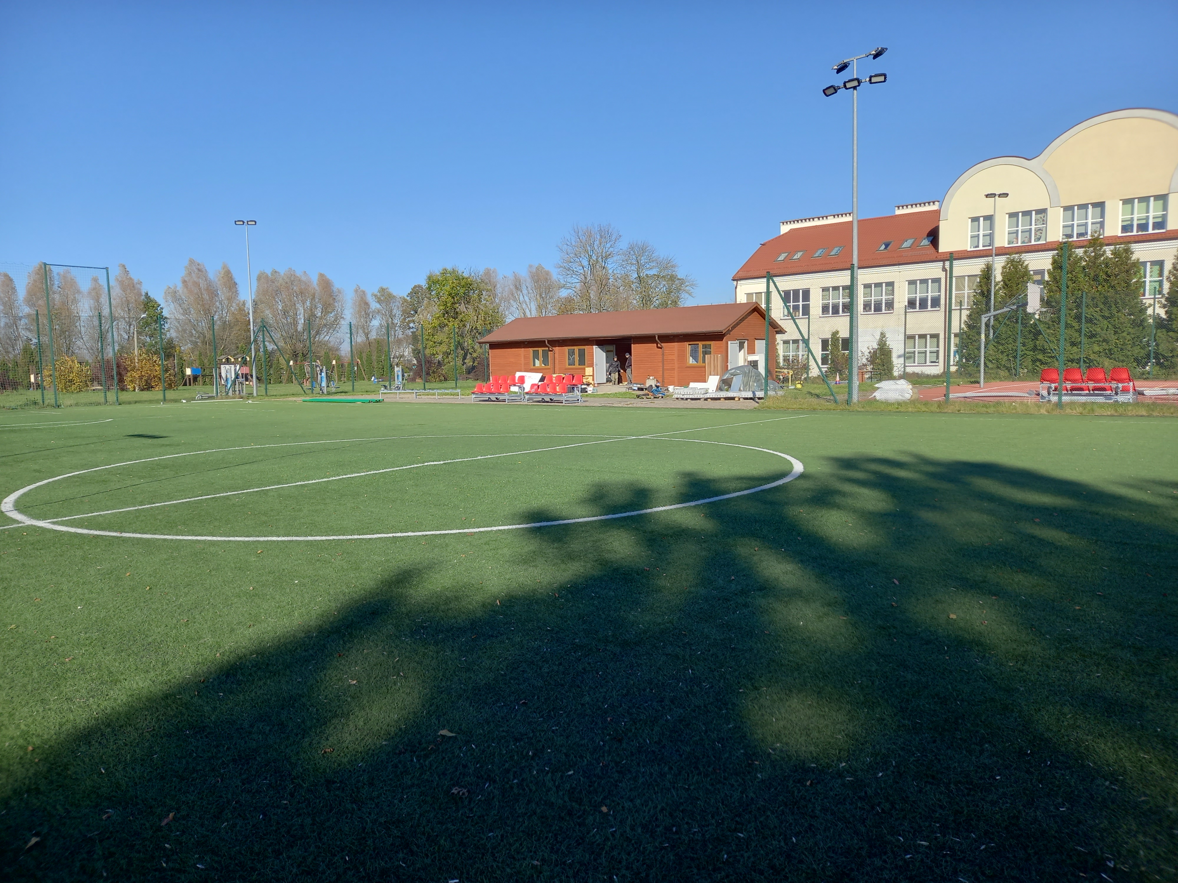 Kolejny etap prac remontowych na boisku Orlik-montaż trybun